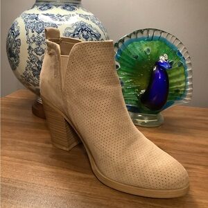 Universal‎ Thread Beige Ankle Booties